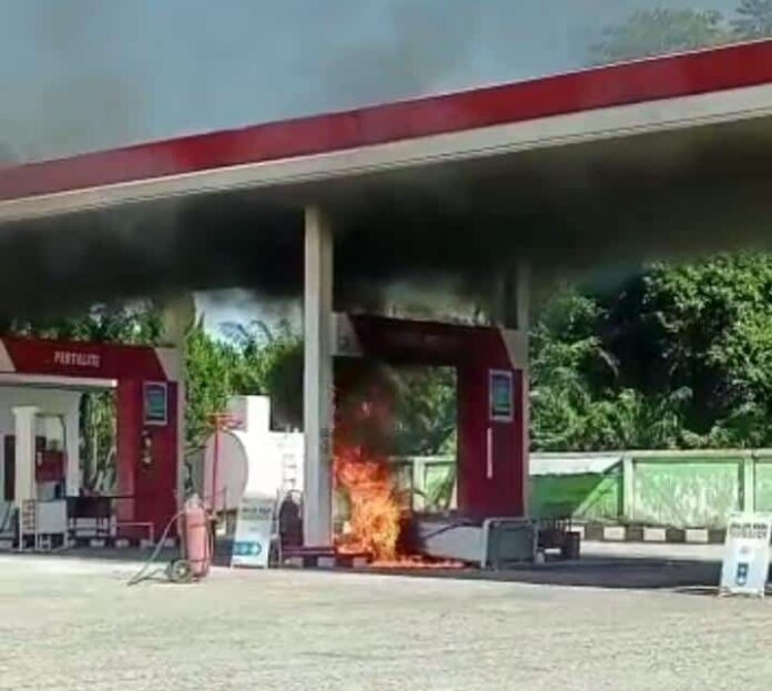 Pom BBM di SPBU Babahrot Abdya yang terbakar, Kamis (6/7/2023). Foto: Ist Pom BBM di SPBU Babahrot Abdya yang terbakar, Kamis (6/7/2023). Foto: Ist