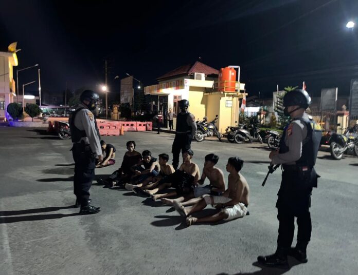 Para remaja yang diduga ingin melakukan tawuran di Kota Langsa diamankan Polisi. Foto ist Para remaja yang diduga ingin melakukan tawuran di Kota Langsa diamankan Polisi. Foto ist