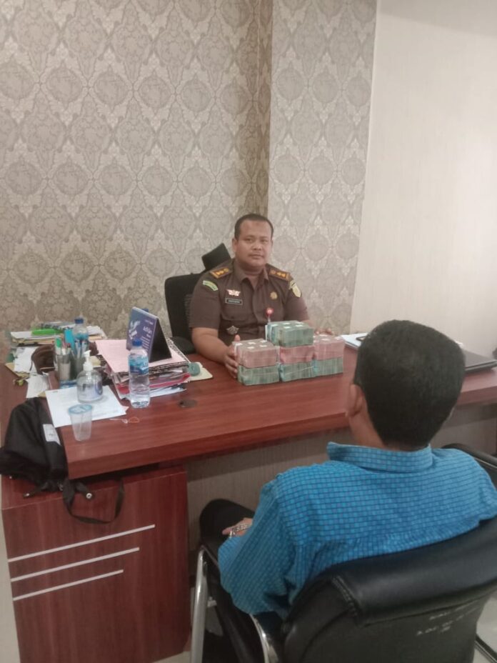 Pengembalian uang negara sebesar Rp500 juta dari AG yang merupakan seorang saksi dalam perkara dugaan korupsi PT RS Arun, Selasa (18/7/2023).