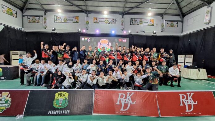 e898c4f8bec75bd641192174902a765b Ketua Pengprov PBSI Aceh, Safaruddin saat mengalungkan salah satu yang memperoleh juara pada Open Tournamen PBSI Aceh 2023. Foto: Ist