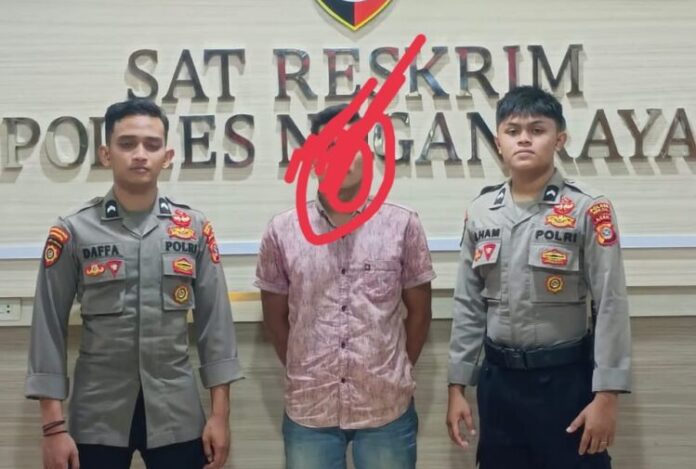 dd46c88c152c70ddcb372ef4d25003ad Pelaku pemerkosaan siswi Sekolah Menengah Atas (SMA) saat diamankan di Mapolres Nagam Raya. Foto: Ist