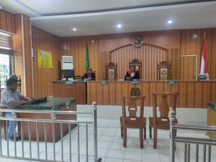 f1360c83cfed11cce973efb500590748 Sidang perdana Pra Pengadilan perkara dugaan Bea Cukai Langsa bekerja tidak sesuai aturan yang dilaporkan oleh LSM Gadjah Puteh, di ruang utama PN Langsa, Jum'at (4/8/2023) pagi. Foto: Analisaaceh.com/Chairul.