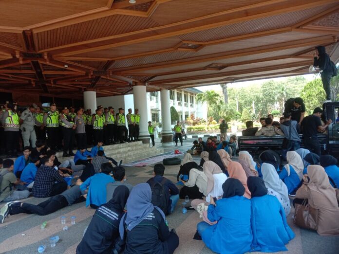 2738bb5b04cf6794c3bdcec38f912044