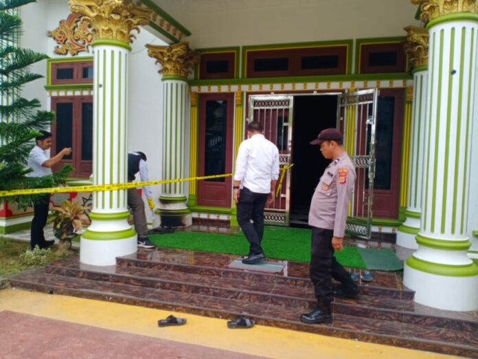 Polisi melakukan olah TKP di rumah Ketua DPW PA Aceh Timur yang di molotov OTK. Foto (ist).