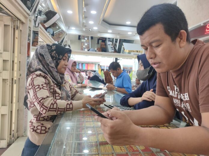 a2403db4ebf654911e1cc11b5cd68d5f Masyarakat saat membeli perhiasan di toko emas Berkat Jasa Sejahtera di jalan Teuku Umar Kota Langsa, Senin (4/3/2024). Foto: Chairul/Analisaaceh.com.