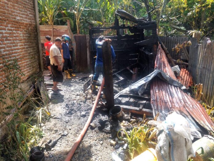 c1d039524beea1123c7bf7bf649820b5 Gudang peralatan mobil di Gampong Meudang Ara, Kecamatan Blangpidie Kabupaten Abdya ludes terbakar, Minggu (21/7/2024) sekitar pukul 10.30 WIB. Foto: Ist