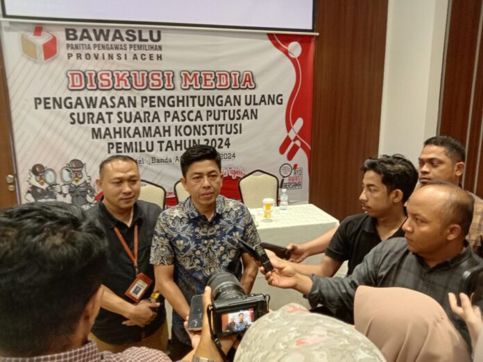 Panwaslih Aceh, Agus Syaputra saat memberi keterangan, foto : naszadayuna/analisaaceh.com