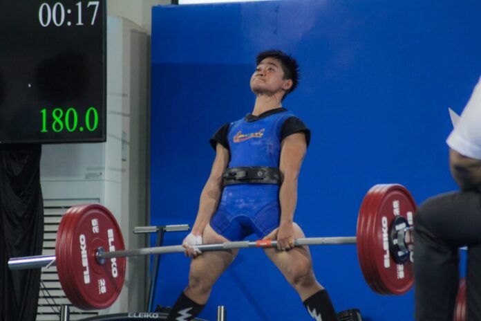 Atlet asal Kalimantan Timur, Widari, saat mengangkat beban 180 kilogram.
