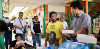 Plh sekda Aceh Azwardi selaku ketua harian PB PON XXI Aceh-Sumut, Meninjau kesiapan Konsumsi di SMK 3 Banda Aceh, Minggu (15/9/2024). (Foto MC ACEH)