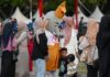 Pengunjung berfoto dengan maskot PON saat mengunjungi PON Expo di Lapangan Blang Padang, Banda Aceh, Aceh, Minggu (15/9/2024). ANTARA FOTO/Wahyu Putro A/pras.