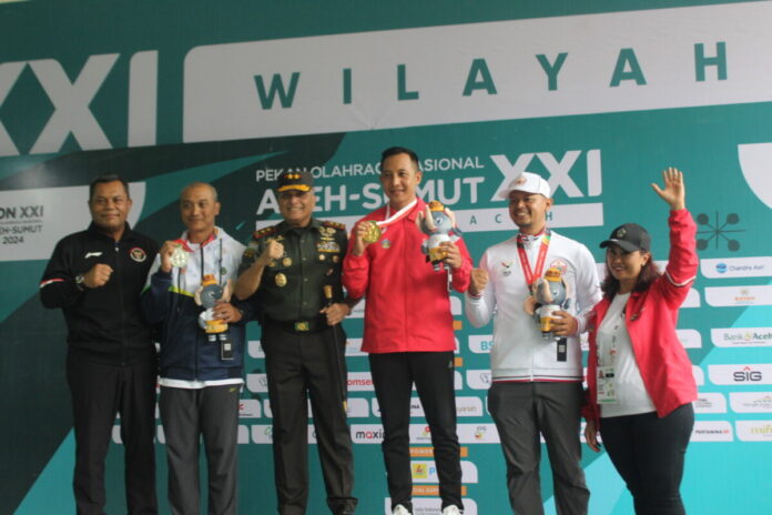 Foto : Atlet peraih medali emas, perak dan perunggu di kategori 25 M Rapid Fire Pistol Men. Foto : MC PON Foto : Atlet peraih medali emas, perak dan perunggu di kategori 25 M Rapid Fire Pistol Men. Foto : MC PON