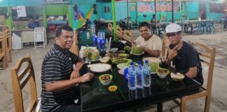 Pelatih Soft Tenis Provinsi Kalimantan Timur, Asnan, Pelatih Soft Tenis Kalimantan Utara, Seno, dan Liaison Officer Soft Tenis Kaltara, Naufal Habibi, sedang menikmati makan malam di Restoran Awak Awai, Lamnyong