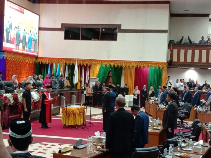 c636c609765c23a8c1b0cff8efd3115e Pengambilan sumpah tiga Pimpinan Definitif, foto : Naszadayuna/analisaaceh.com