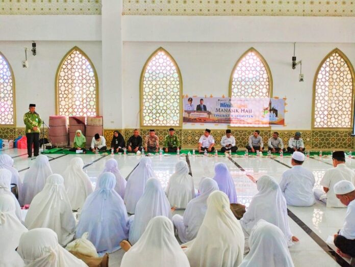 878c1877eaf30f3ca71a7d400aca399d Kepala Kantor Kementerian Agama (Kankemenag) Abdya, Salman Alfarisi saat menyampaikan sambutan pada acara Manasik Haji Kabupaten yang berlangsung di Masjid Agung Baitul Ghafur, Gampong Seunaloh, Kecamatan Blangpidie, Kabupaten setempat, Rabu (30/4/2025). Foto:Analisaaceh.com/Ahlul Zikri