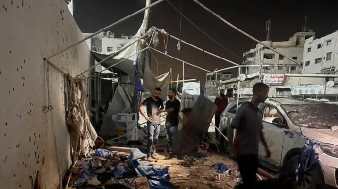 c4ca4238a0b923820dcc509a6f75849b Tim berada di tenda Al Jazeera di luar Rumah Sakit Al-Shifa di Kota Gaza ketika serangan udara terjadi, foto: Ibrahim Hajja/Reuters