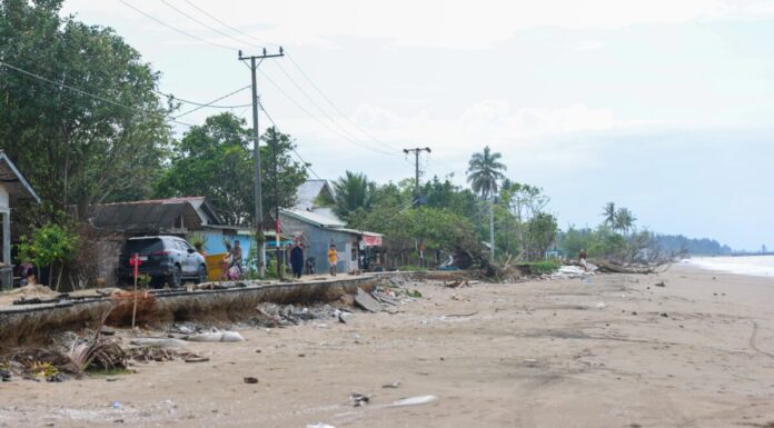 Mualem Tinjau Abrasi Parah di Lhok Puuk, 38 Rumah Hilang Tergerus Laut