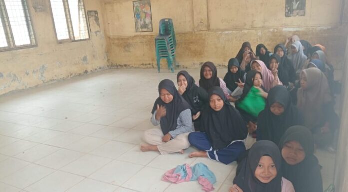 Meski Duduk di Lantai, Siswa Aceh Tamiang Tetap Belajar