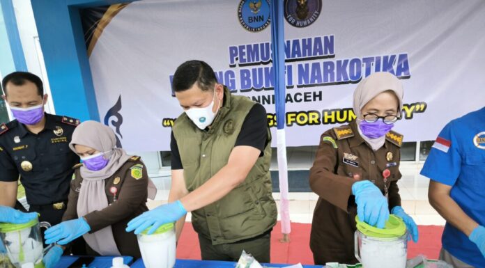 BNNP Aceh Musnahkan 4,9 Kg Sabu, Dua Kurir Ditangkap